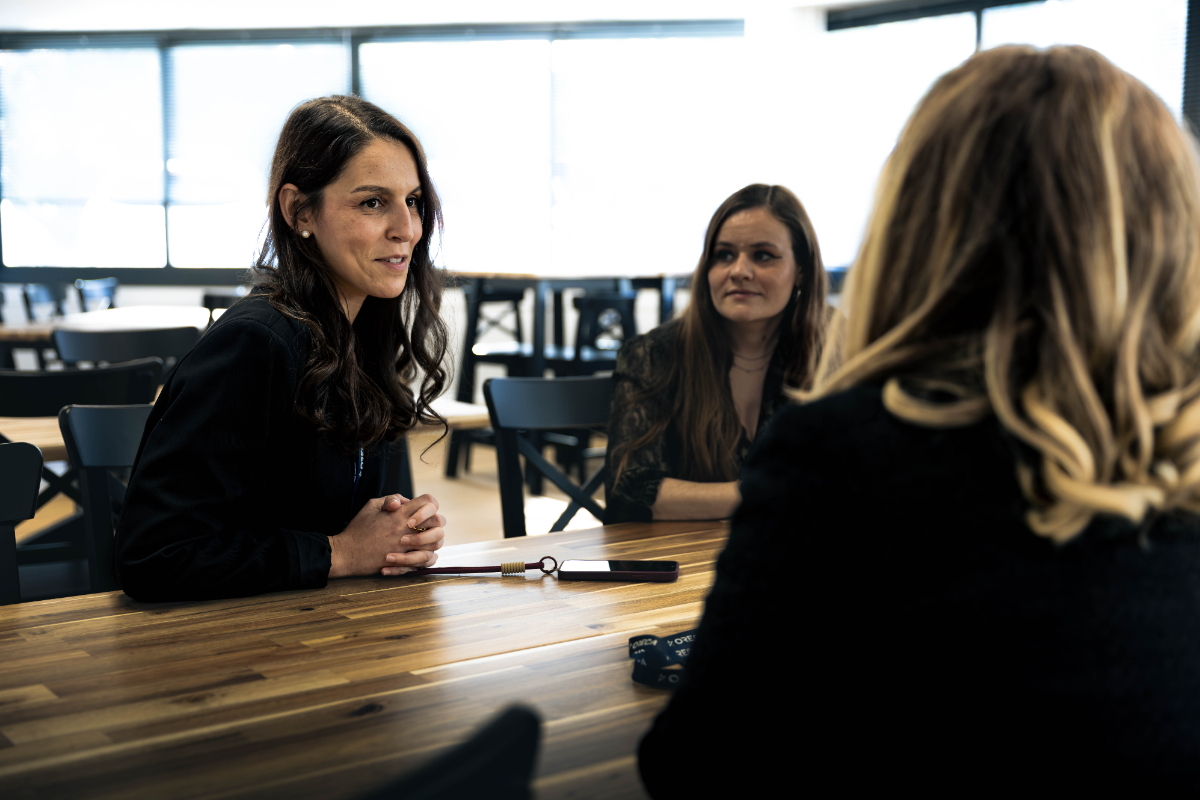 Jeune femme en formation interne